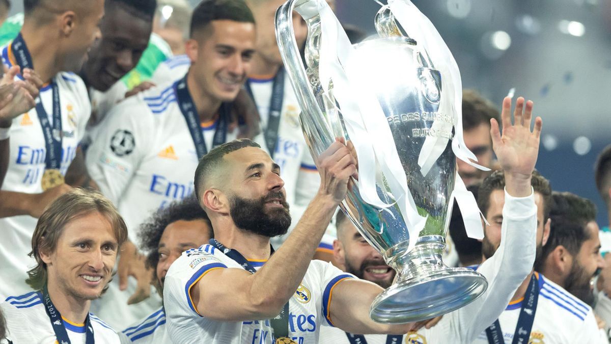 بنزيما يحفز لاعبي ريال مدريد قبل مواجهة مانشستر سيتي (صورة)