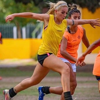 من هي لاعبة كرة القدم التي قتلها زوجها؟ (صور)