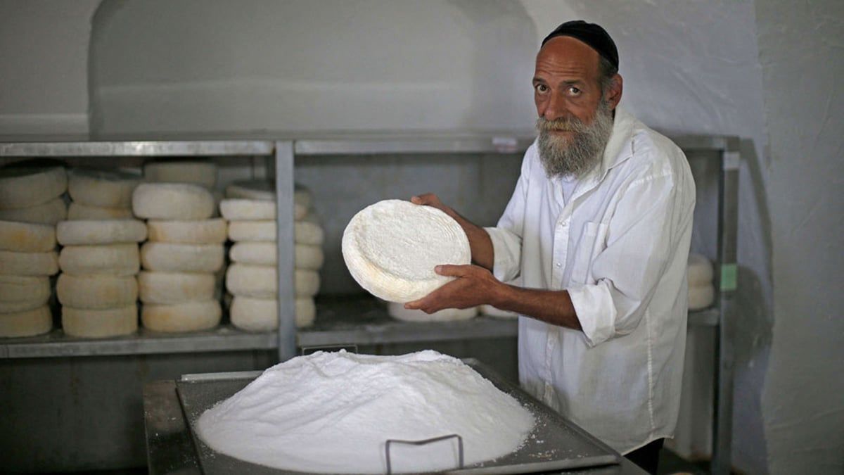 مصنع لا يوظف سوى من هم فوق الستين.. فما قصته؟