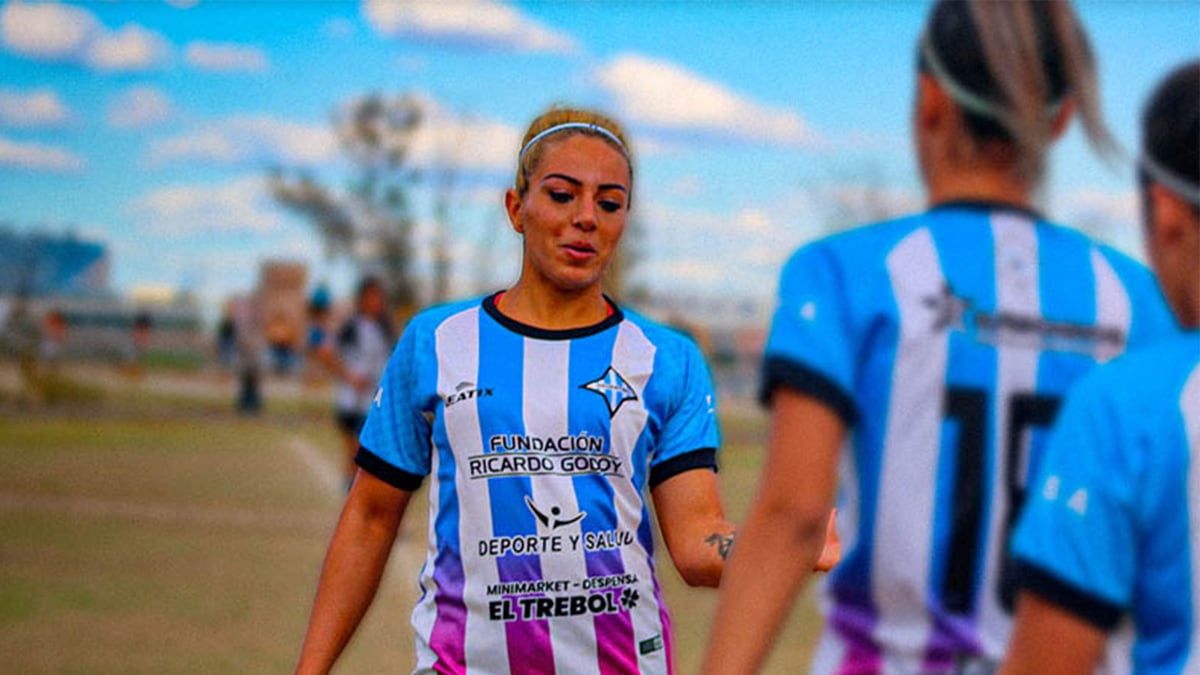 من هي لاعبة كرة القدم التي قتلها زوجها؟ (صور)