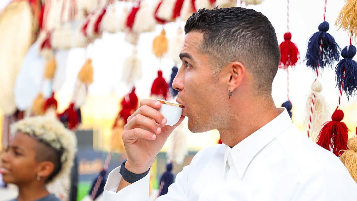 بالزي العربي.. رونالدو ينشر تهنئة خاصة بالعيد (صورة)