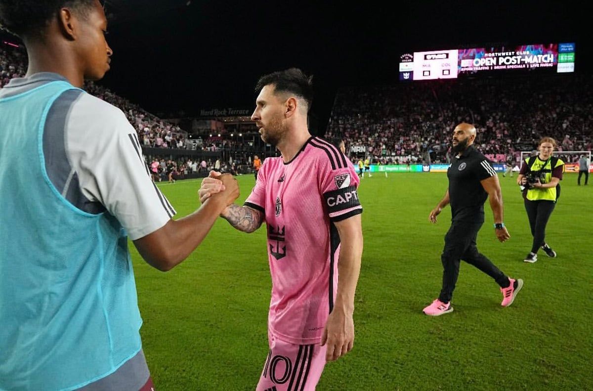 حارس ميسي يكتشف "ثغرة أمنية" في ملعب مونتيري (فيديو)