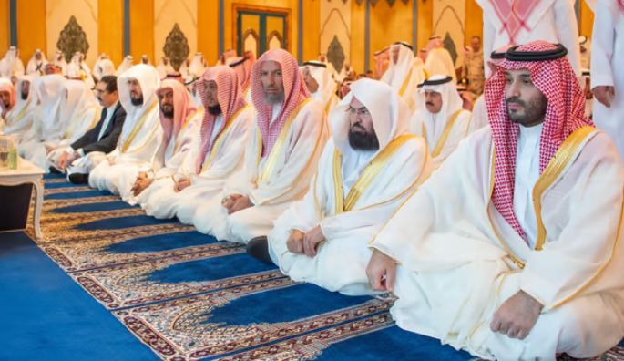 في أجواء روحانية مهيبة! ولي العهد السعودي يؤدي صلاة العيد في المسجد الحرام - موقع الخليج الان