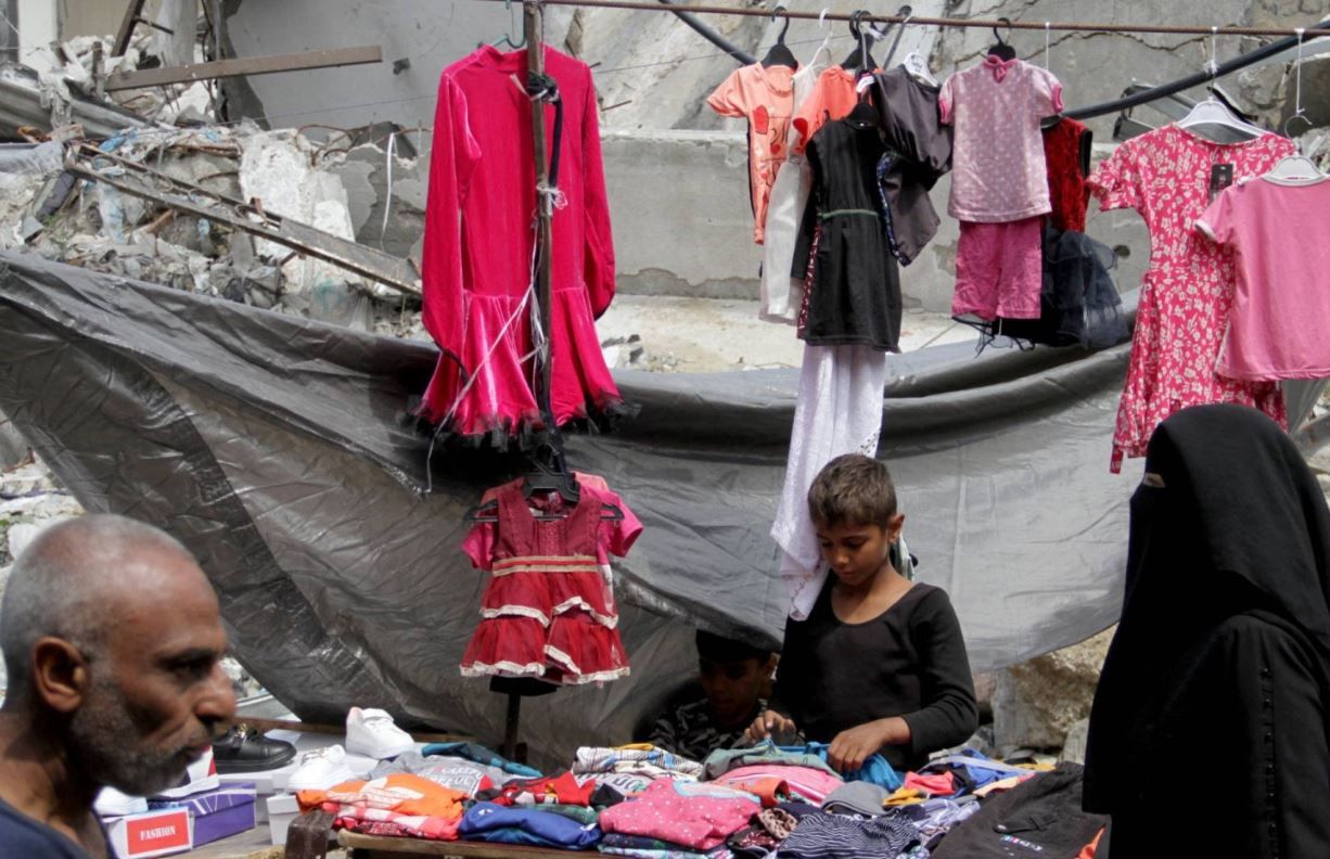 ملابس وكحك وسط الحطام.. 5 صور ترصد أجواء عيد الفطر في غزة|شاهد