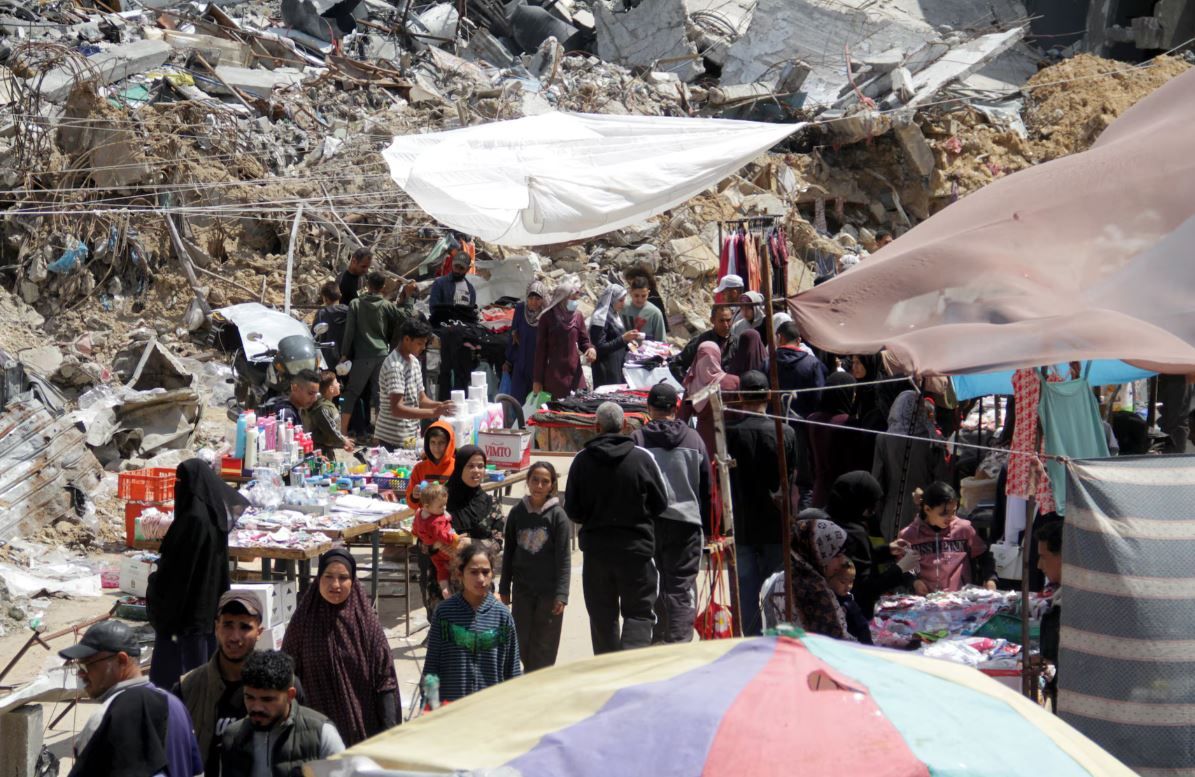 ملابس وكحك وسط الحطام.. 5 صور ترصد أجواء عيد الفطر في غزة|شاهد