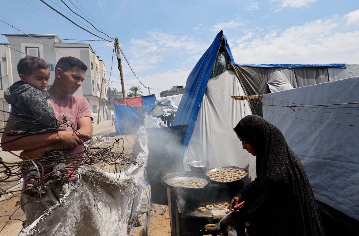 ملابس وكحك وسط الحطام.. 5 صور ترصد أجواء عيد الفطر في غزة|شاهد