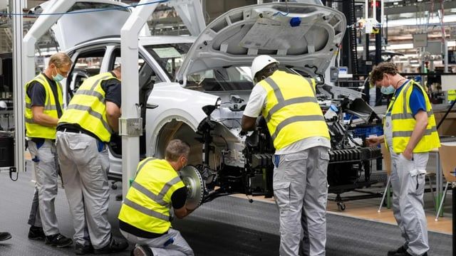 ما مصير العمال حين تتحول صناعة السيارات بالكامل إلى الكهرباء؟