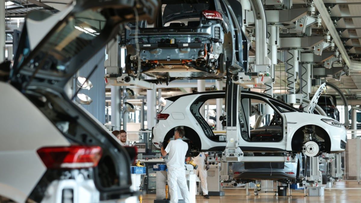 ما مصير العمال حين تتحول صناعة السيارات بالكامل إلى الكهرباء؟