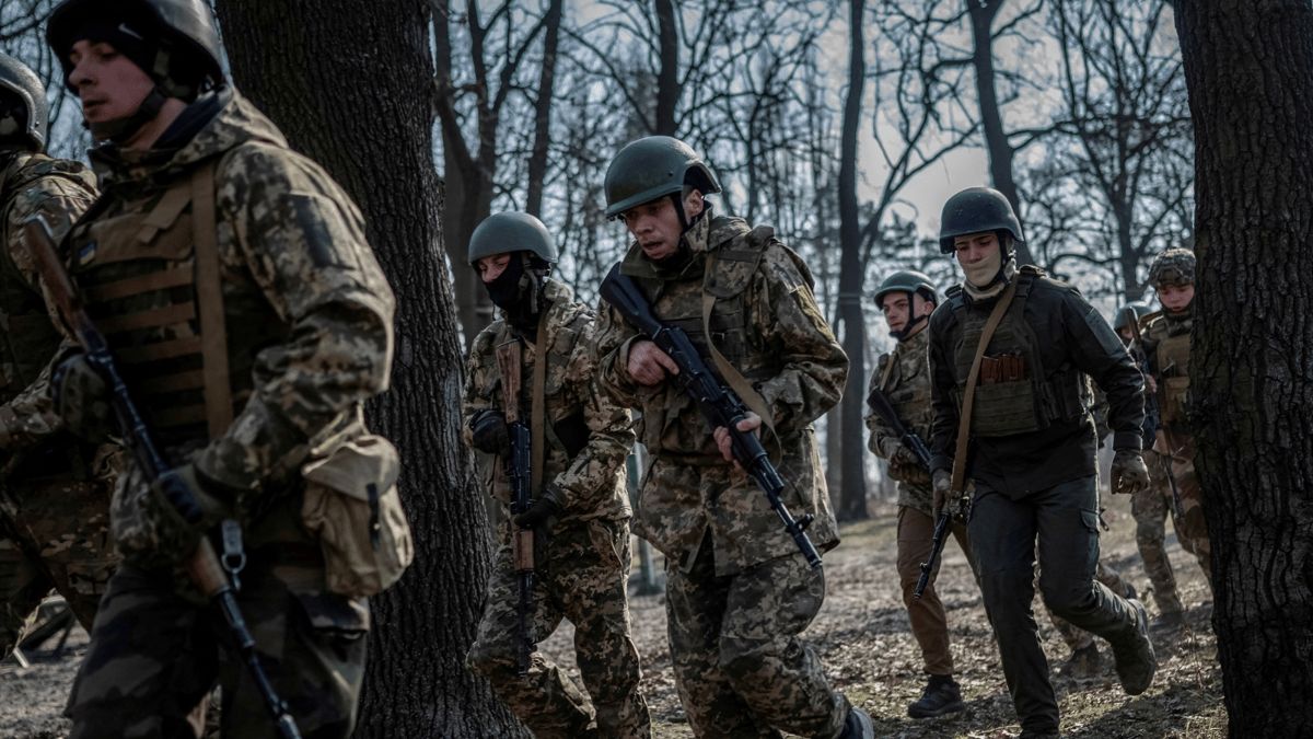 بعدما حيّدت الحرب عشرات الآلاف.. أوكرانيا تسعى لخفض سن التجنيد