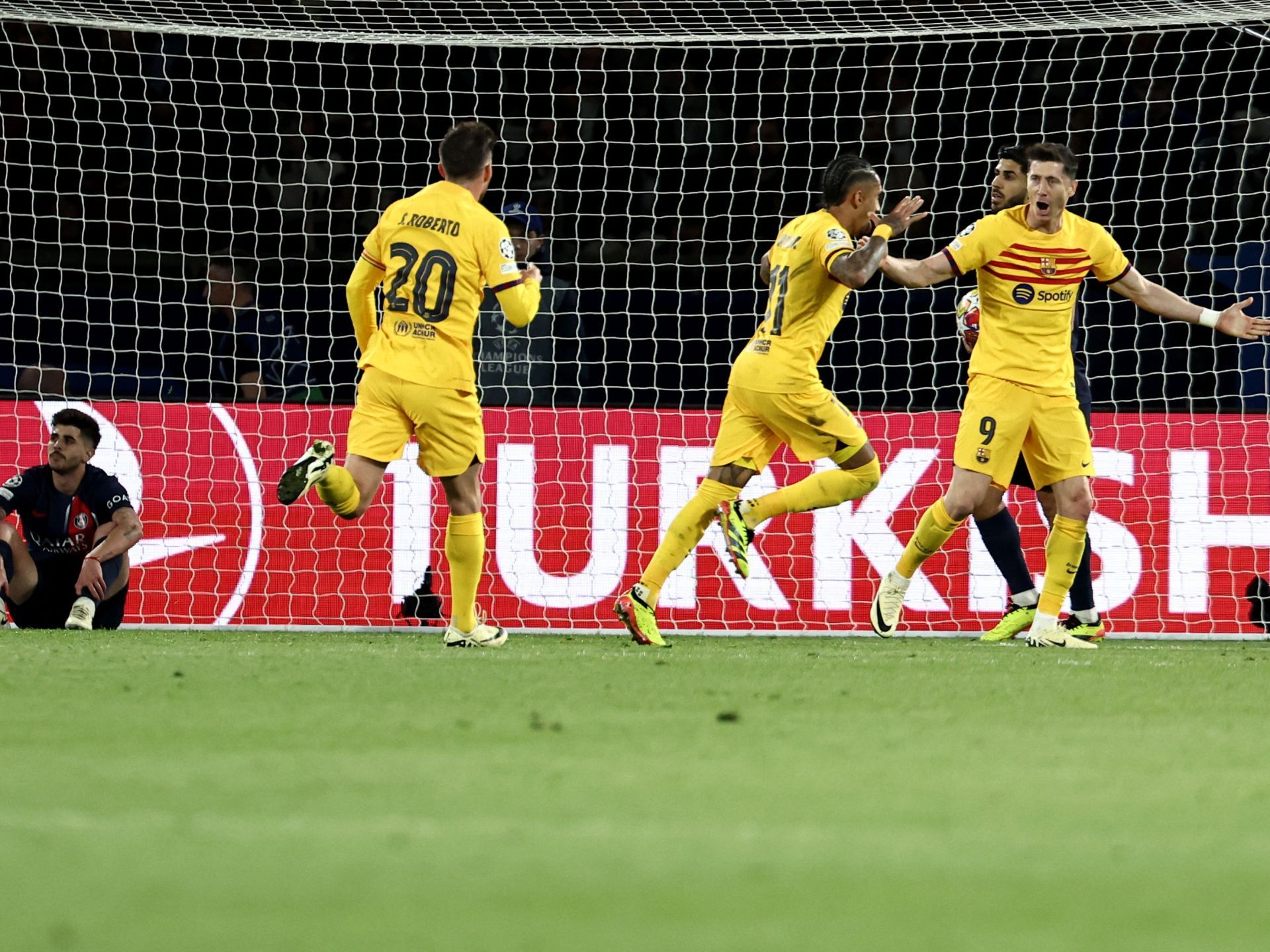 شاهد.. برشلونة وأتلتيكو يقطعان نصف الطريق نحو نصف نهائي دوري الأبطال - موقع الخليج الان