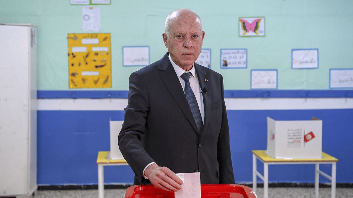 تونس.. إقصاء سعيد من "ارتمى في أحضان الخارج" من الترشح للرئاسة يثير جدلا واسعا