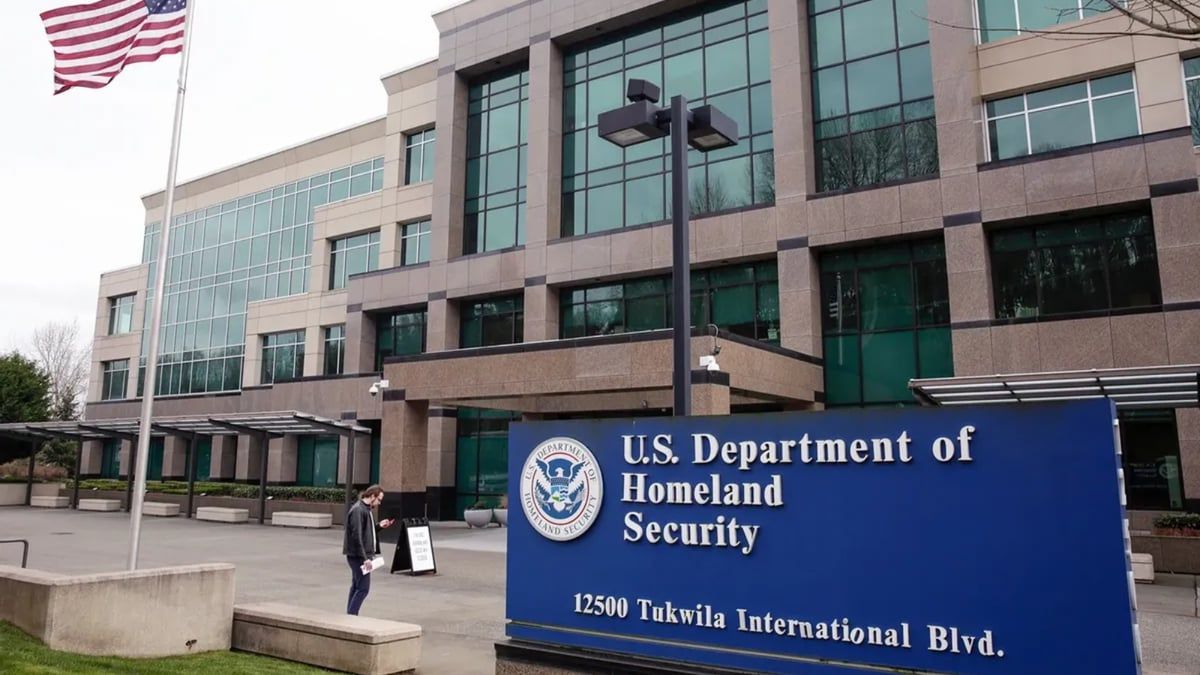 مهاجر أفغاني على "قائمة الإرهاب" يتجول بحرية في شوارع أمريكا