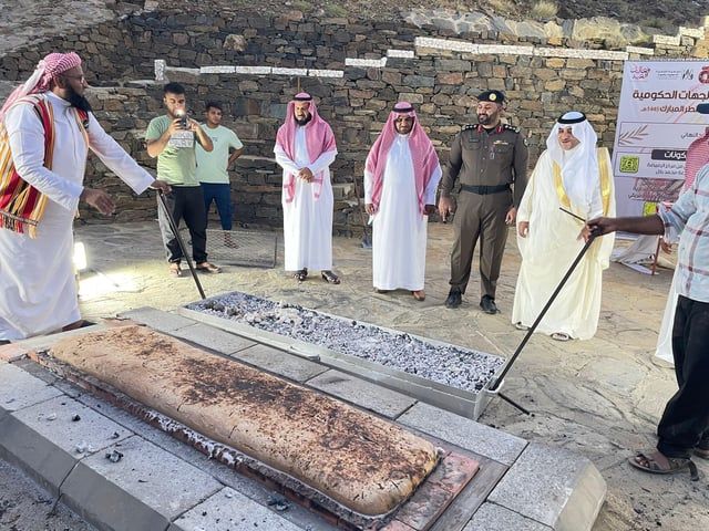 بطول مترين ونصف.. إعداد خُبزة ضخمة تكفي لـ 200 شخص في السعودية (صور)