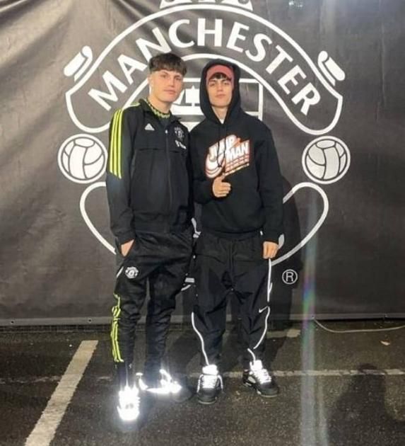 مانشستر يونايتد يسخر من ليفربول بعد الهزيمة المذلة