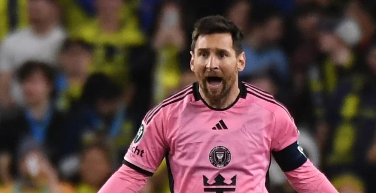 مدرب أمريكي يطلب من الفيفا السماح له بإشراك 15 لاعبا لمواجهة ميسي