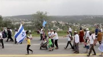 مئات المستوطنين الإسرائيليين يحتشدون في قرى فلسطينية ويهاجمون سكانها بالضفة الغربية