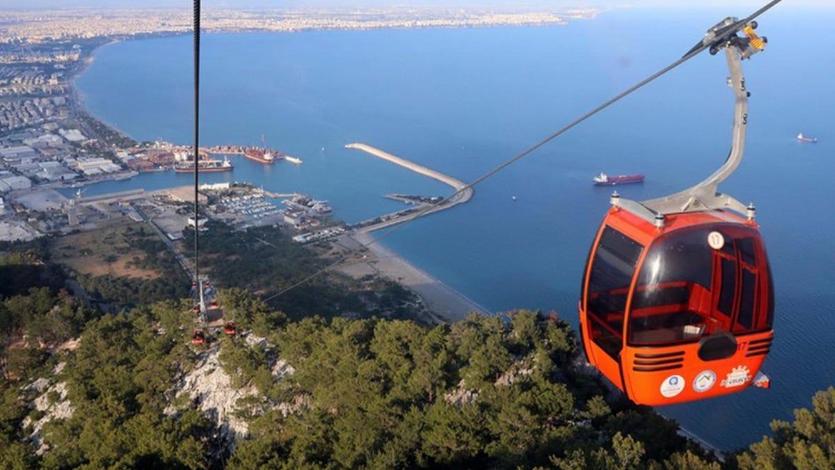 حادث تلفريك مروع في تركيا.. مصرع شخص واحتجاز 184 في الجو (صور)