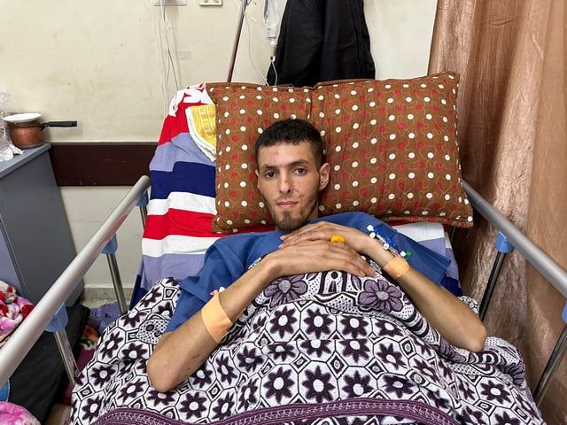 "الموت البطيء" يطارد فلسطينياً بُترت قدماه وتعفنت أمعاؤه (صور)