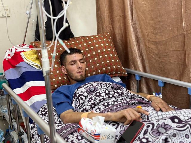 "الموت البطيء" يطارد فلسطينياً بُترت قدماه وتعفنت أمعاؤه (صور)