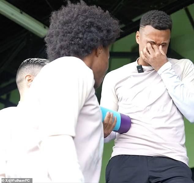 مهاجم فولهام يبكي بعد نيله جائزة لاعب الشهر