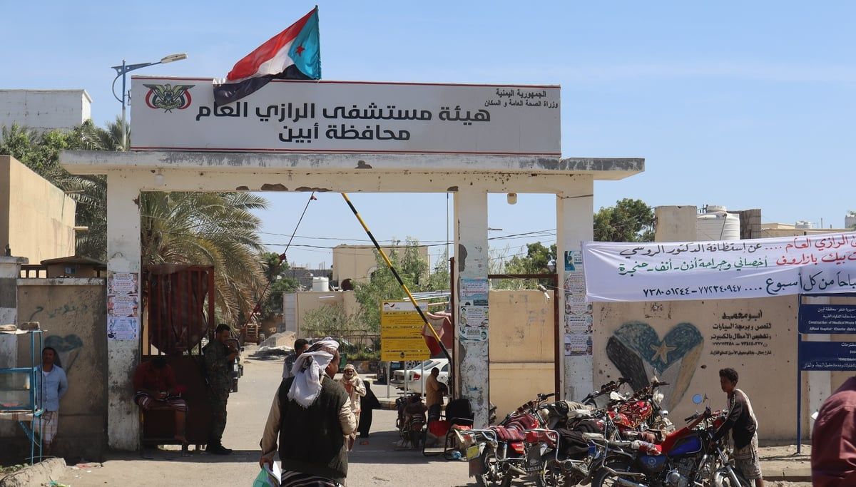 كلاب ضالّة تتجوّل في أروقة مستشفى حكومي في اليمن (فيديو)