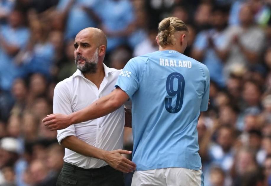 غوارديولا يدافع عن هالاند ويصفه بالمهاجم الاستثنائي