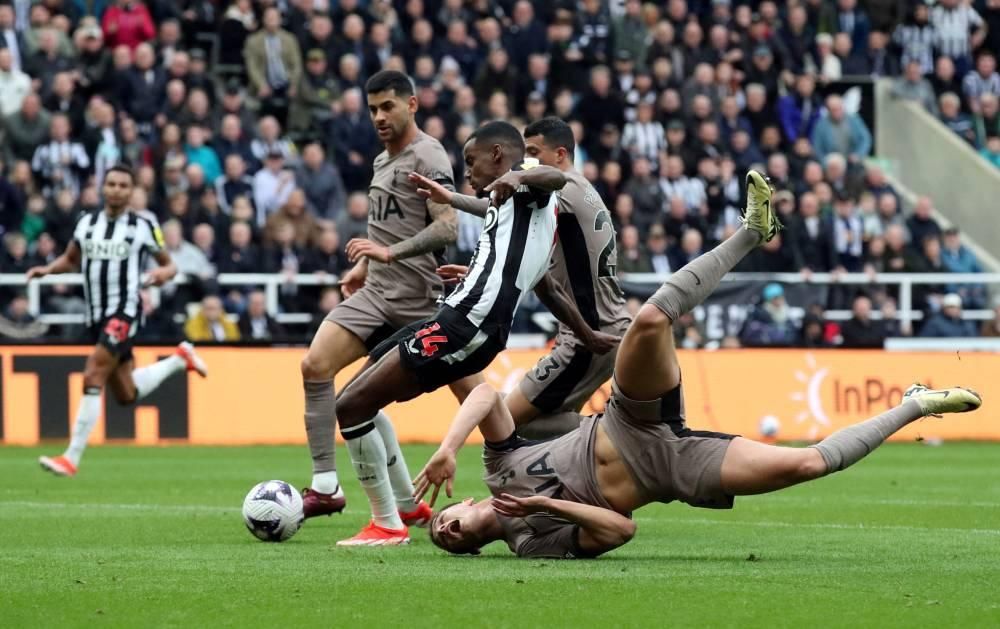 إيزاك يحول أسرع لاعب في «البريميرليغ» لـ«زورق سحب»