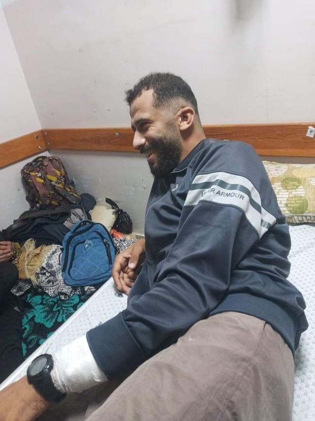 غادر شمال غزة بقدم واحدة.. أحمد أبو شرخ يروي مأساته مع النزوح (صور)