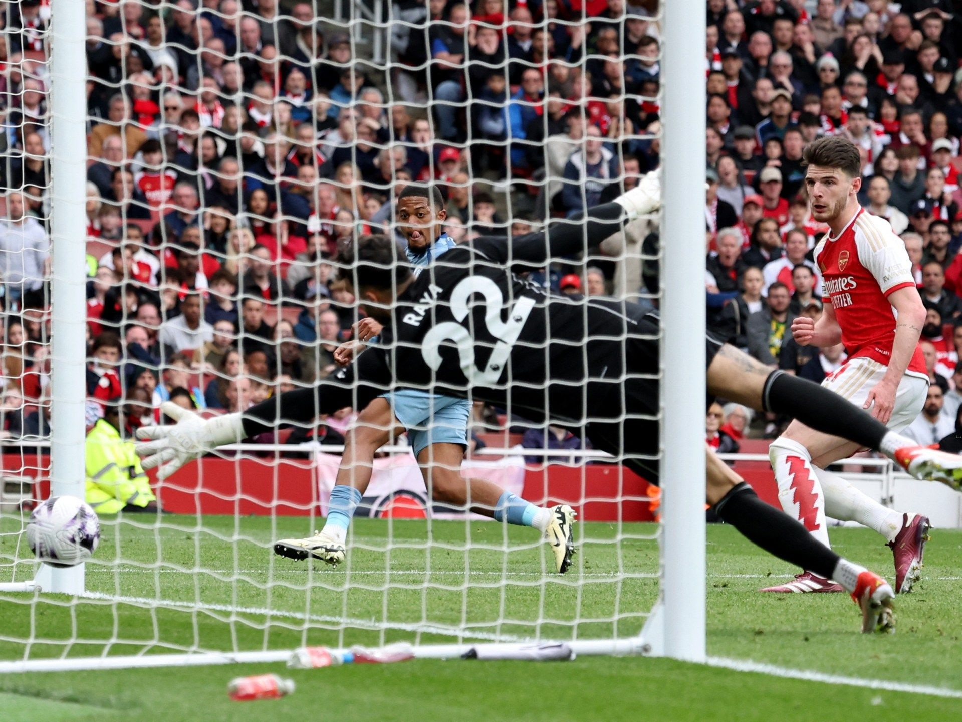 أستون فيلا يصعق أرسنال ويقدم خدمة لمانشستر سيتي - موقع الخليج الان