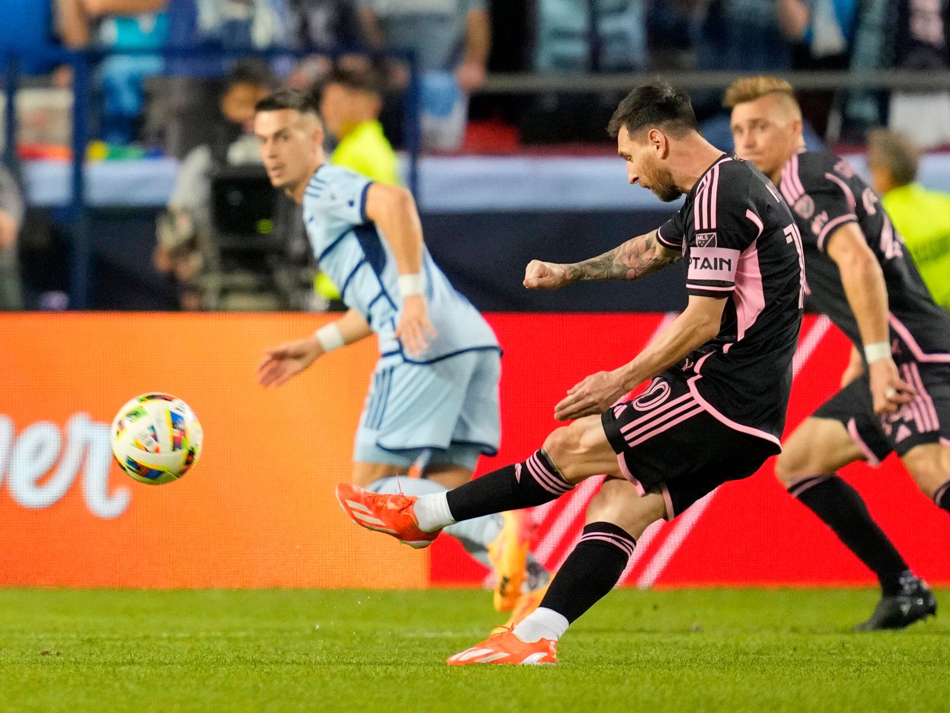 سجل هدفا وصنع آخر.. ميسي يقود إنتر ميامي للفوز في الدوري الأميركي - موقع الخليج الان