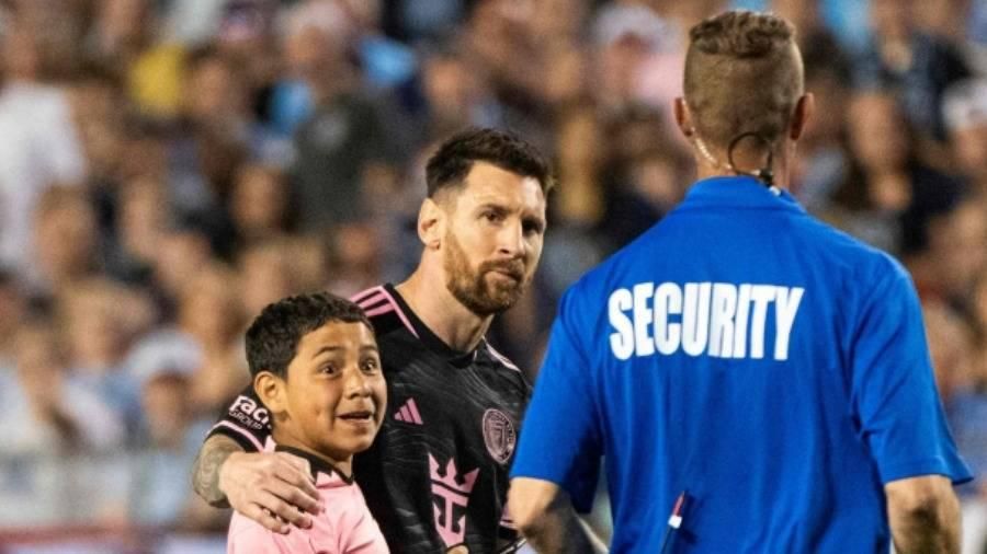 ميسي يحاول التأقلم على هوس المشجعين به