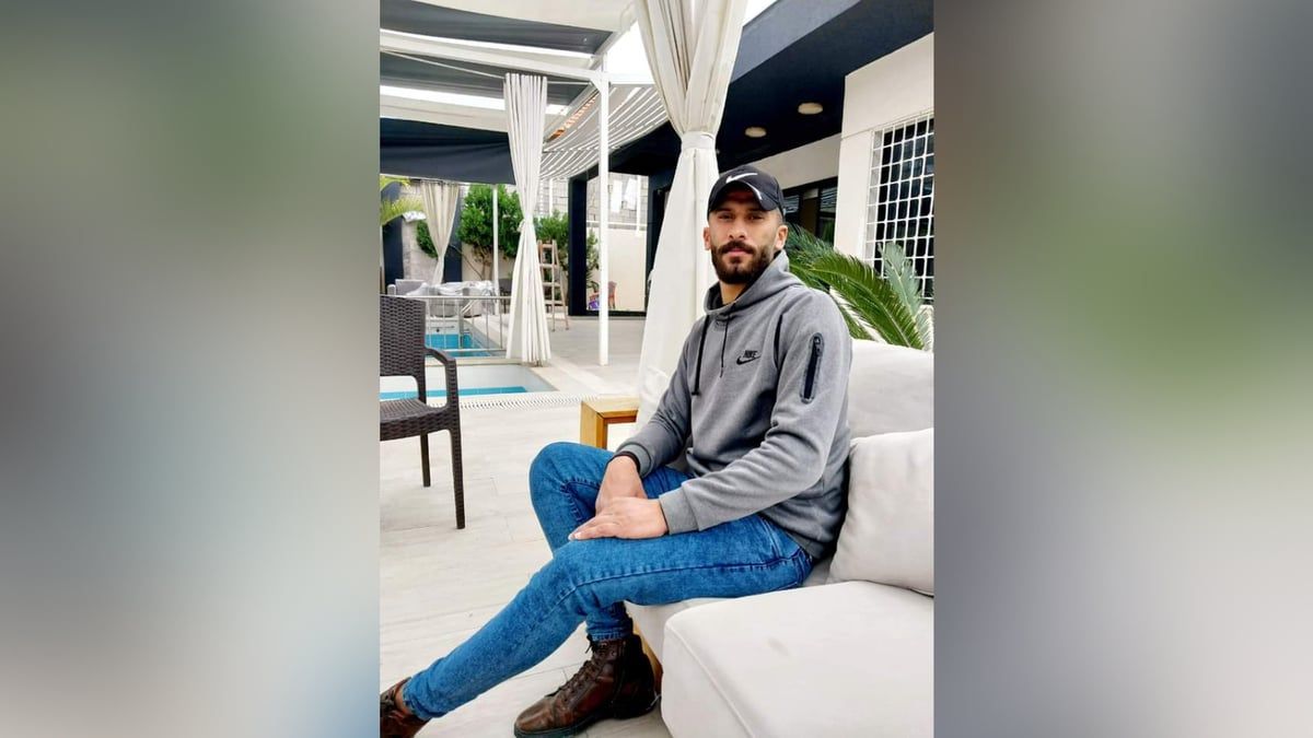 غادر شمال غزة بقدم واحدة.. أحمد أبو شرخ يروي مأساته مع النزوح (صور)