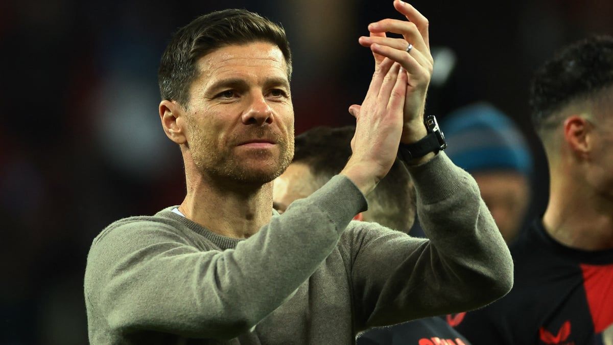 قبل اللقب الأول.. تكريم تاريخي لتشابي ألونسو (فيديو)