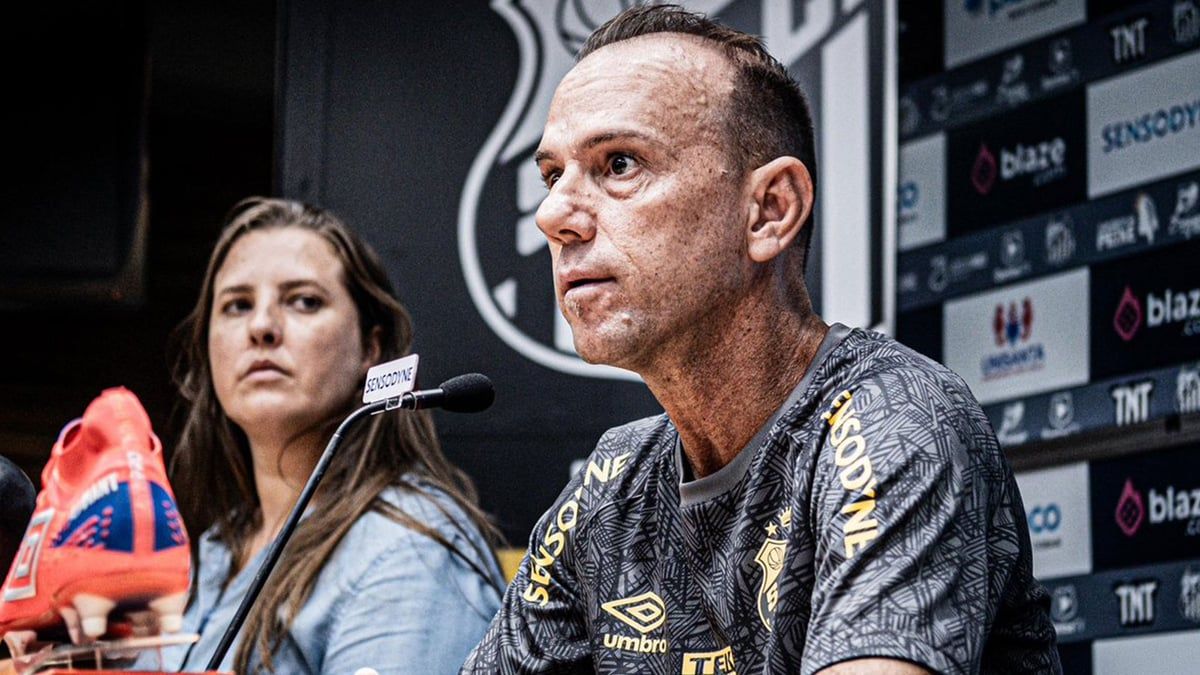 لاعبات يعترضن على عودة مدرب برازيلي متهم بالتحرش بطريقة لافتة (فيديو)