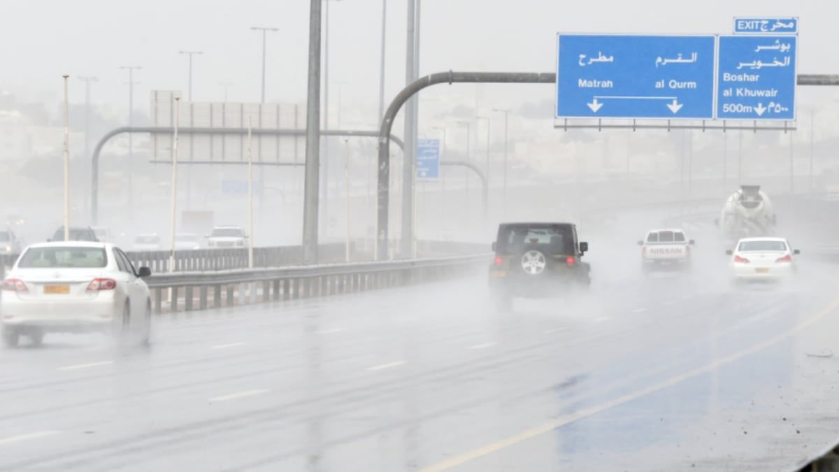 عُمان.. أمطار غزيرة تباغت الطلاب وتحاصر حافلات مدرسية (فيديو)