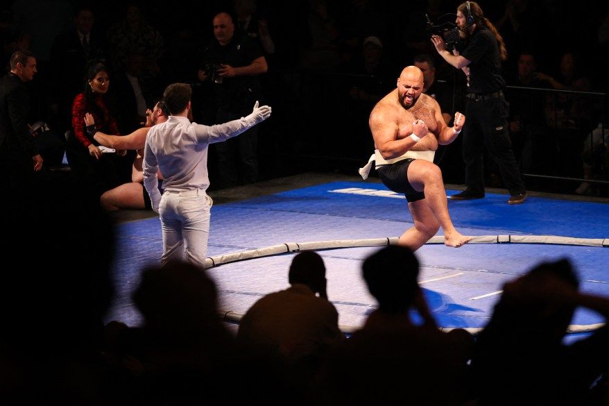 بطولة العالم لمصارعة السومو تهز MSG – صور - موقع الخليج الان