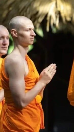 لاعب يعتزل كرة القدم ويتحول إلى راهب بوذي