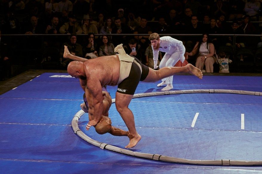 بطولة العالم لمصارعة السومو تهز MSG – صور - موقع الخليج الان