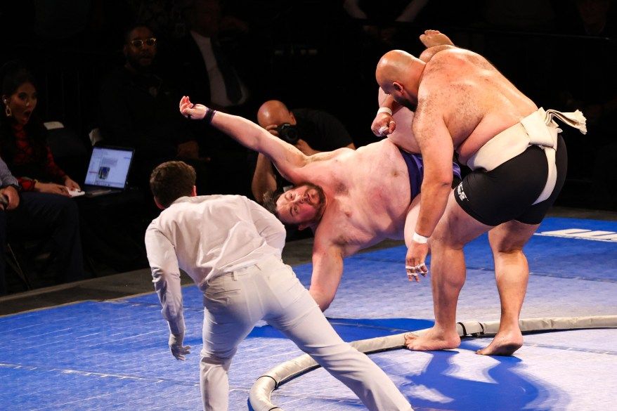 بطولة العالم لمصارعة السومو تهز MSG – صور - موقع الخليج الان