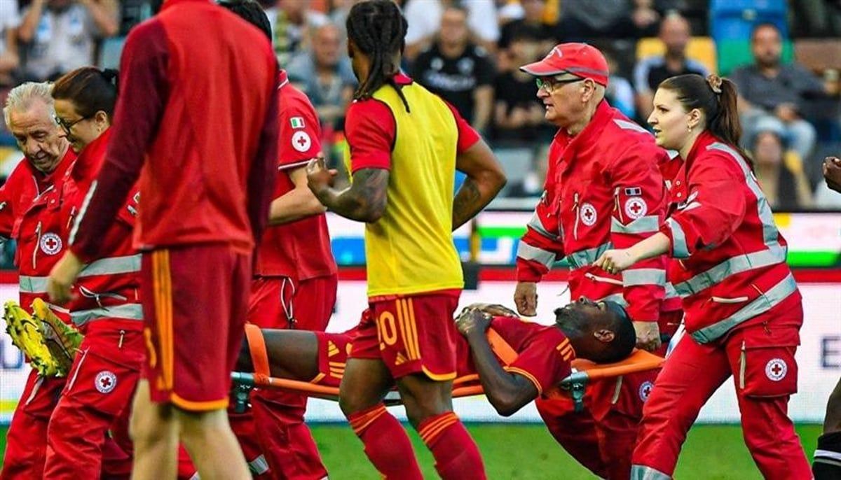 روما يكشف تطورات جديدة لحالة مدافعه بعد سقوطه على أرض الملعب