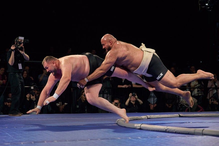 بطولة العالم لمصارعة السومو تهز MSG – صور - موقع الخليج الان