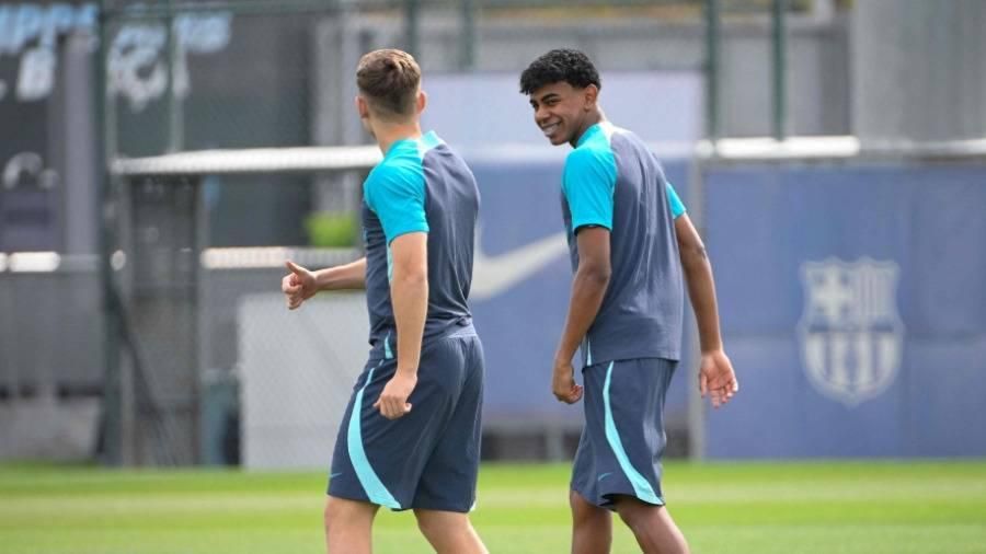 تفاؤل يامال ووالده قبل مواجهة سان جيرمان