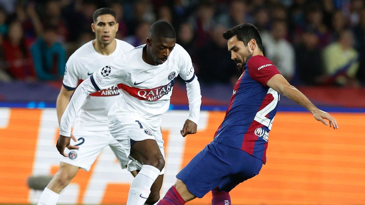 مشجع لبرشلونة يحرق قميص ديمبلي (فيديو)