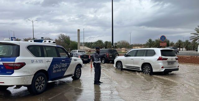 سماء غائمة وأمطار هائلة.. تقلبات جوية عاصفة في منطقة الخليج (فيديو)