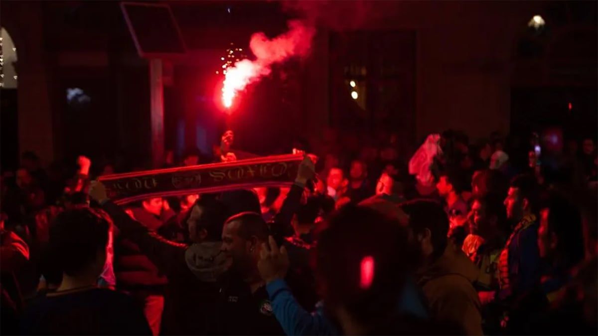 جماهير برشلونة تزعج لاعبي سان جيرمان بالألعاب النارية (فيديو)