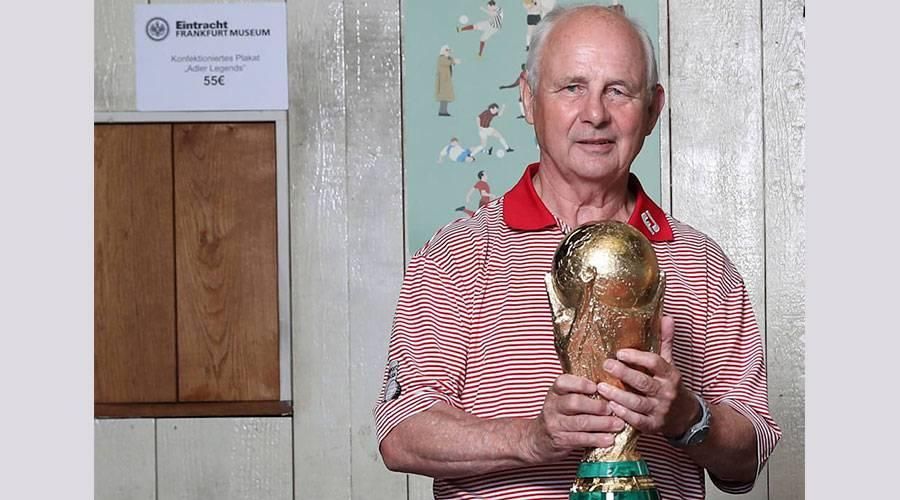 وفاة الألماني بيرند هولسنباين بطل كأس العالم 1974