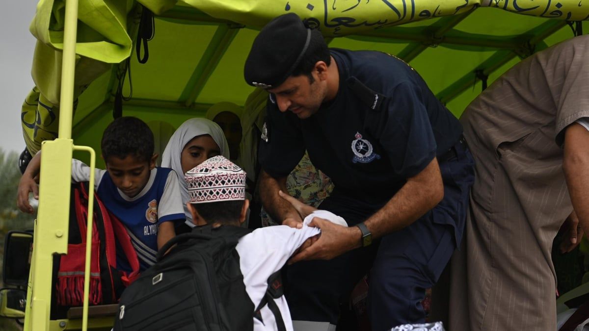 عُمان.. ارتفاع عد وفيات السيول لـ18.. وعمليات الإنقاذ "بطولية"(فيديو)