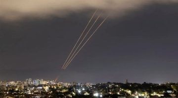 الجيش الإسرائيلي يعرض بقايا صاروخ باليستي إيراني ضخم تم اعتراضه