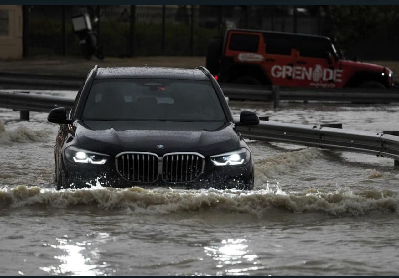 انهيار طرق .. شاهد سيول غزيرة تضرب الإمارات