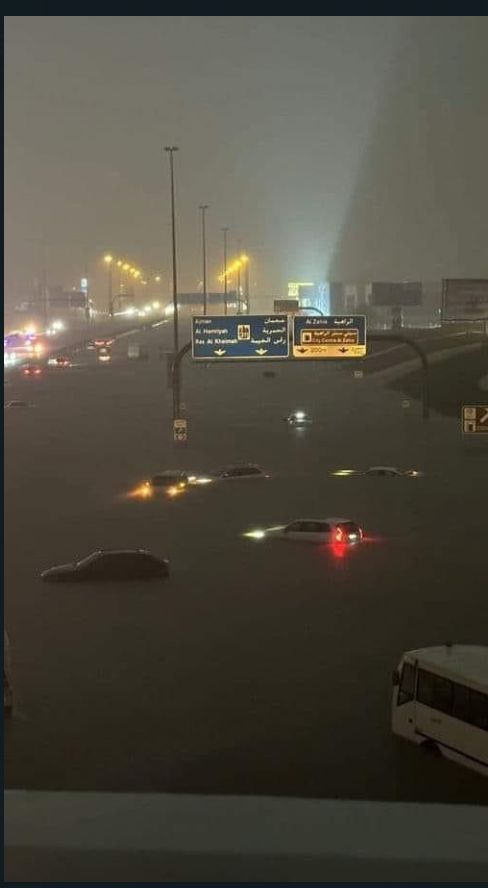 انهيار طرق .. شاهد سيول غزيرة تضرب الإمارات